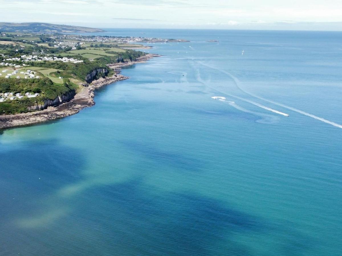 Pass The Keys 2 Bed Sea View Apartment With Balcony Parking Benllech Eksteriør bilde