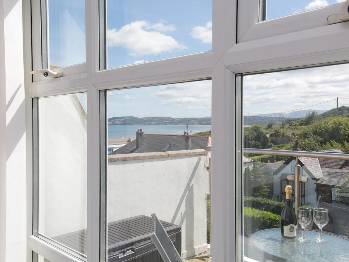 Pass The Keys 2 Bed Sea View Apartment With Balcony Parking Benllech Eksteriør bilde